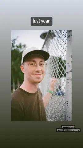 last year @devicfotos 📸
drinking juice from shoppers